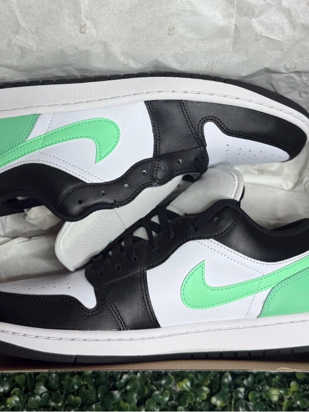 Air Jordan 1 Low “Green Glow” Mens 11 NEW